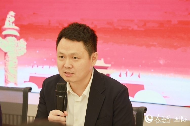 中國(guó)駐里約熱內(nèi)盧總領(lǐng)館副總領(lǐng)事王尉育在座談會(huì)上致辭。人民網(wǎng)記者 陳海琪攝