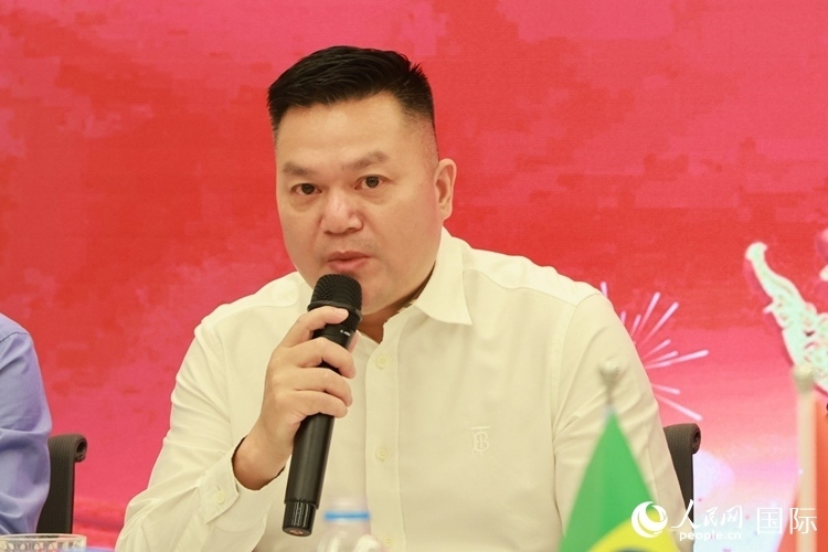 巴西和統(tǒng)會(huì)會(huì)長(zhǎng)張小春在座談會(huì)上致辭。人民網(wǎng)記者 陳海琪攝