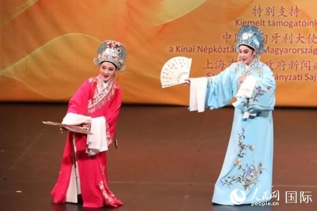 “玉蘭花開·魅力上?！弊哌M(jìn)布達(dá)佩斯。葉辰亮攝