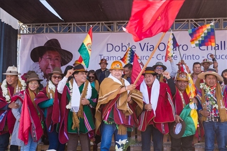 奧魯羅公路項目開工儀式現(xiàn)場，?？偨y(tǒng)路易斯·阿爾塞宣布項目開工。中國中鐵供圖