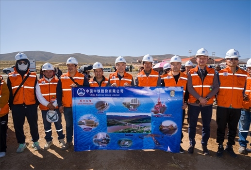 奧魯羅公路項目開工儀式現(xiàn)場，中國中鐵員工代表合影。中國中鐵供圖