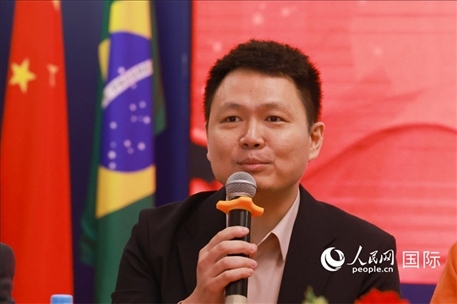 中國(guó)駐里約熱內(nèi)盧總領(lǐng)館副總領(lǐng)事王尉育在座談會(huì)上致辭。人民網(wǎng)記者 陳海琪攝