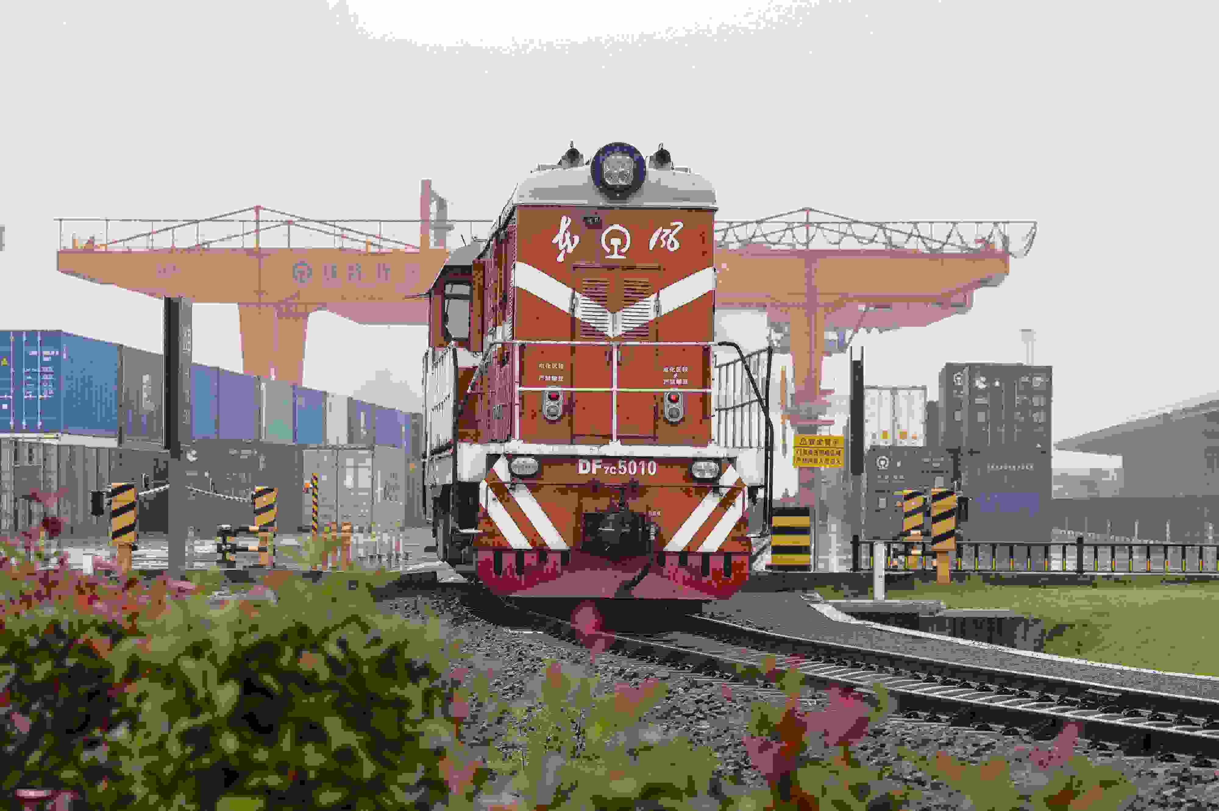 2024年5月5日，“五一”假期最后一天。在浙江省金華市金東區(qū)鐵路金華南站，一列滿載110標(biāo)箱的中歐班列緩緩啟程駛往匈牙利。