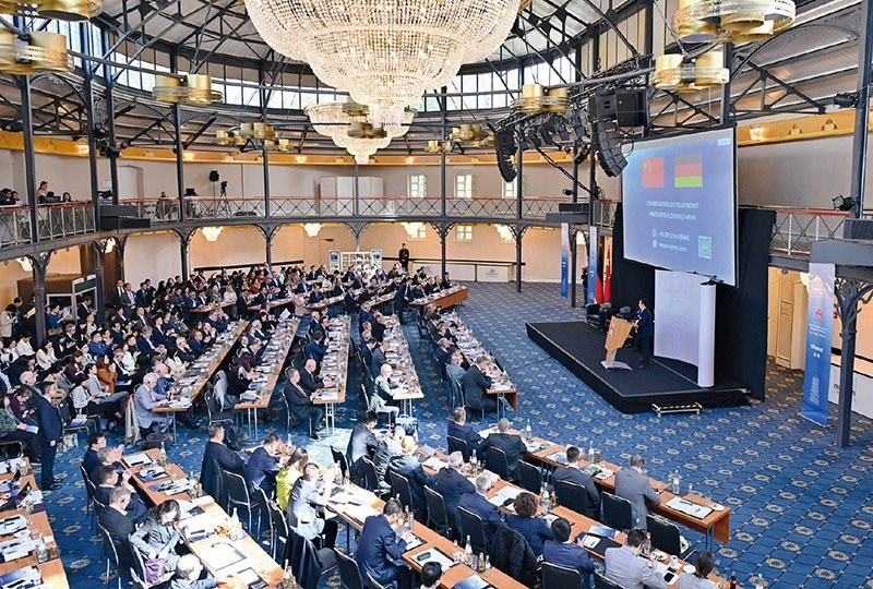 2024“投資中國(guó)”系列活動(dòng)德國(guó)專(zhuān)場(chǎng)4月5日在巴登—符滕堡州首府斯圖加特市舉行，活動(dòng)吸引德國(guó)工商界代表超300人參加。圖為當(dāng)日拍攝的活動(dòng)現(xiàn)場(chǎng)。 新華社記者 任鵬飛/攝