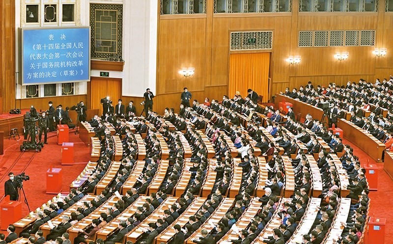 2023年3月10日，十四屆全國(guó)人大一次會(huì)議在北京人民大會(huì)堂舉行第三次全體會(huì)議，表決通過(guò)了關(guān)于國(guó)務(wù)院機(jī)構(gòu)改革方案的決定。圖為會(huì)議現(xiàn)場(chǎng)。 新華社記者 岳月偉/攝