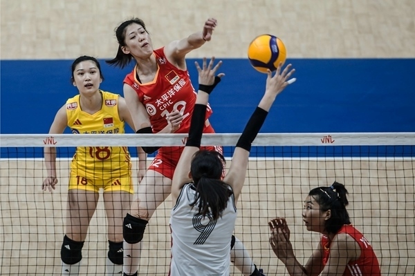 李盈瑩(上)扣球。圖片來源：國際排聯(lián)