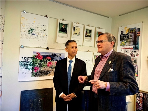 中國駐瑞典大使崔愛民和瑞典跨國和平與未來研究基金會主席約貝里。 中國駐瑞典大使館供圖