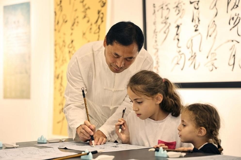 中國書法老師帶領現(xiàn)場觀眾體驗書法。拉巴特中國文化中心供圖