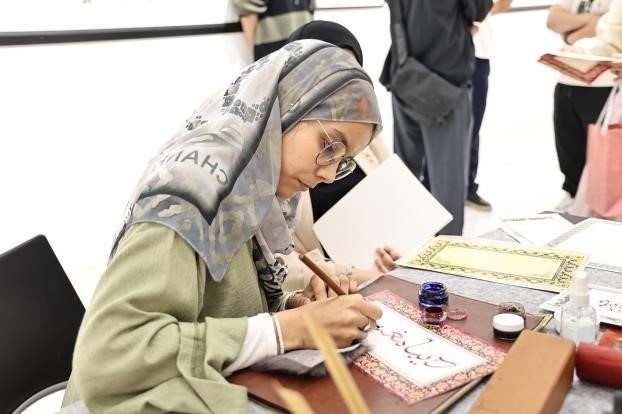 摩洛哥書法老師正在創(chuàng)作。拉巴特中國文化中心供圖