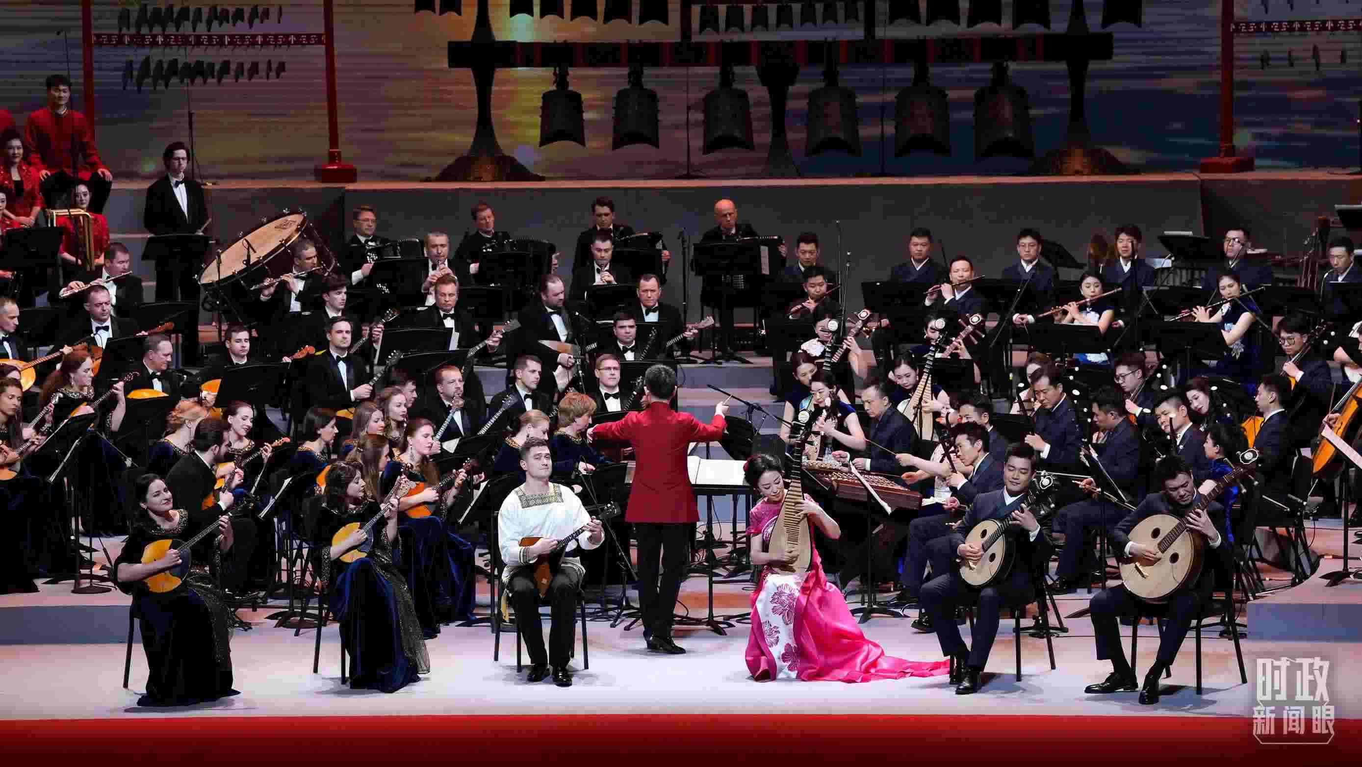 △前來參加音樂會的中俄藝術(shù)家匯聚一堂。（總臺央視記者李增仁、國廣記者李晉拍攝）