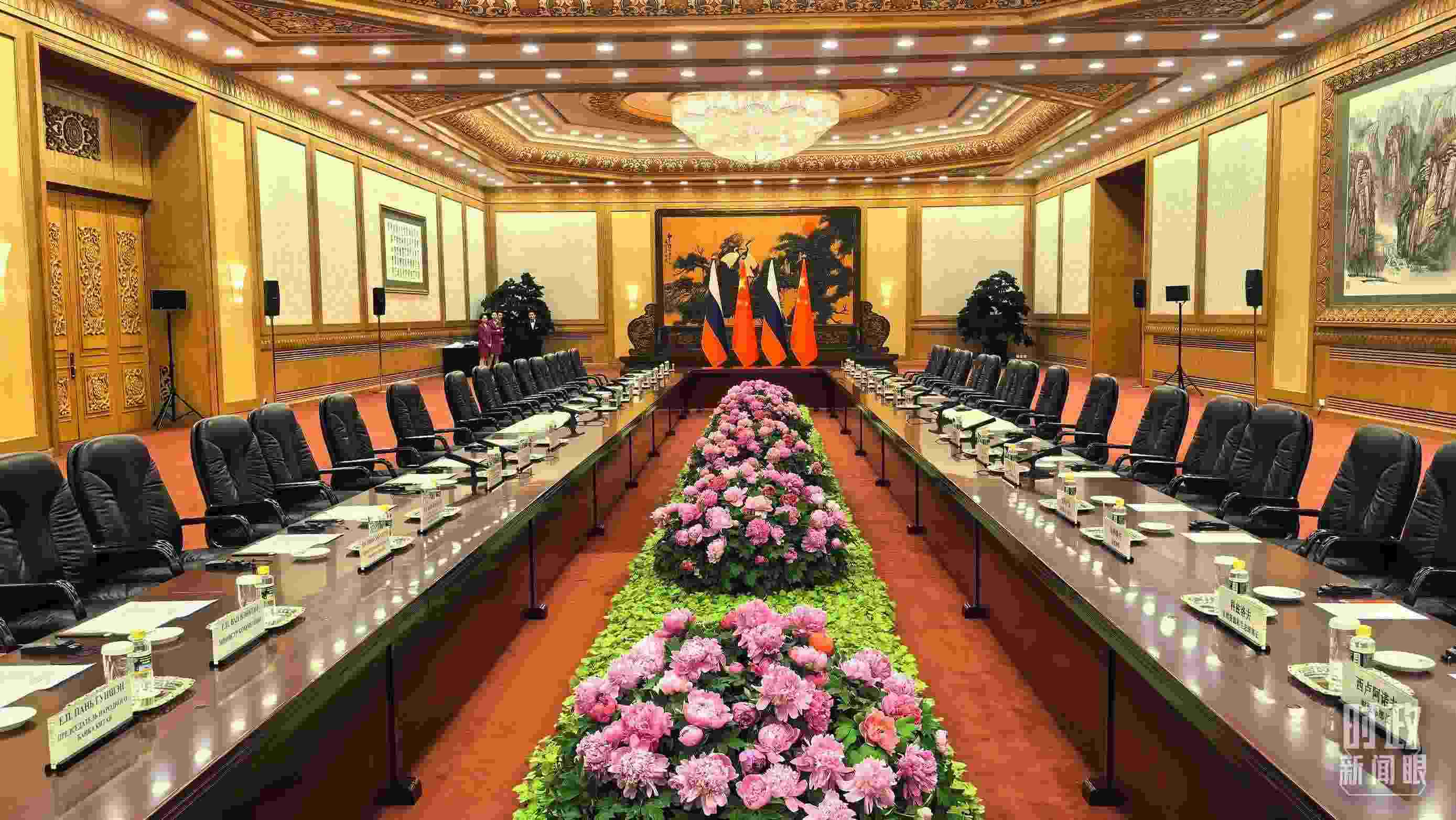 △中俄兩國元首隨后主持大范圍會談，這是會談開始前的現(xiàn)場。（總臺央視記者鄂介甫拍攝）