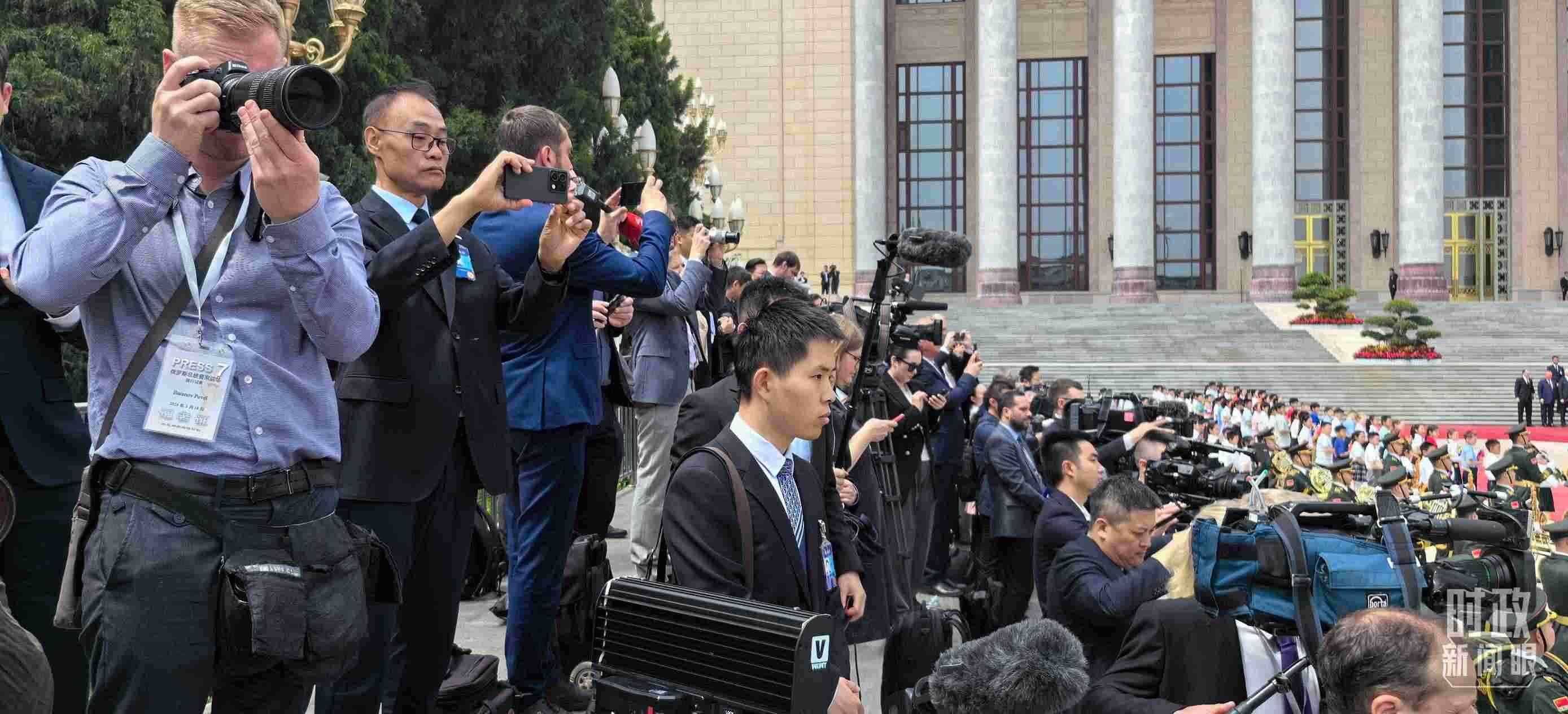 △當(dāng)天參與現(xiàn)場報(bào)道的中外記者。（總臺央視記者楊波、王子杭拍攝）