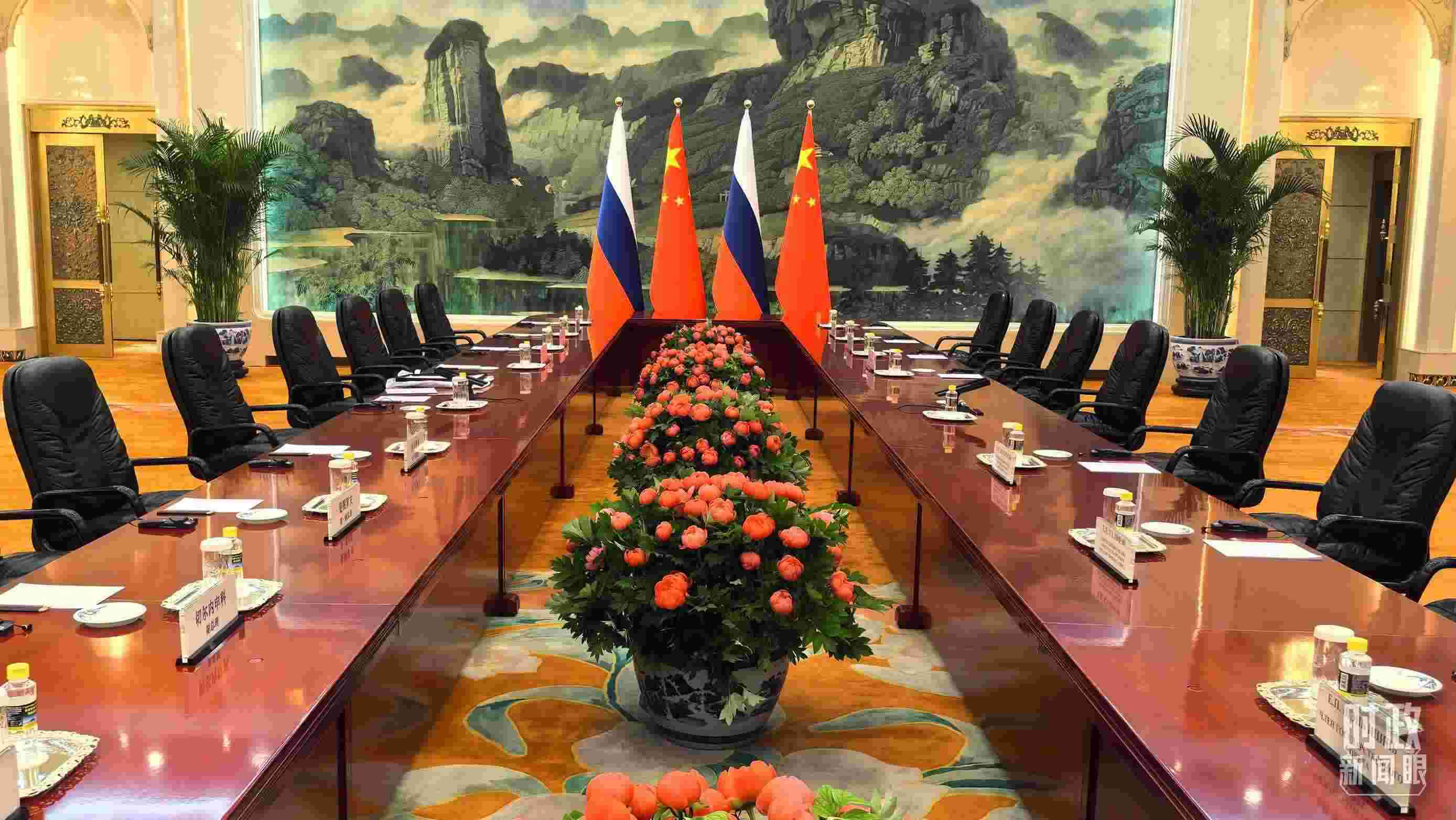 △中俄兩國元首首先舉行小范圍會談，這是會談開始前的現(xiàn)場。（總臺央視記者鄂介甫拍攝）