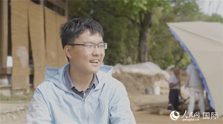 四川省文物考古研究院館員許丹陽接受人民網(wǎng)采訪。人民網(wǎng)記者 張榮攝