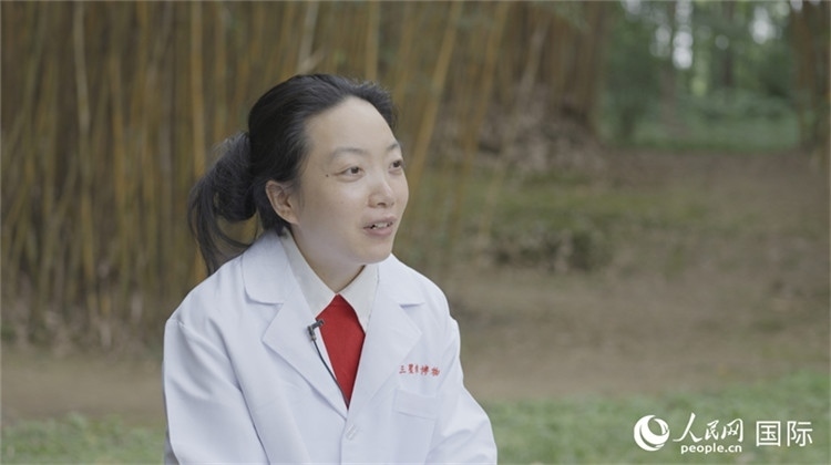 三星堆博物館文物修復(fù)師謝麗接受人民網(wǎng)采訪。人民網(wǎng)記者 張榮攝