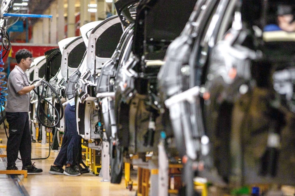 2023年9月7日，在位于泰國(guó)春武里府的上汽正大公司汽車(chē)工廠，工人在生產(chǎn)車(chē)間內(nèi)工作。新華社記者 王騰 攝