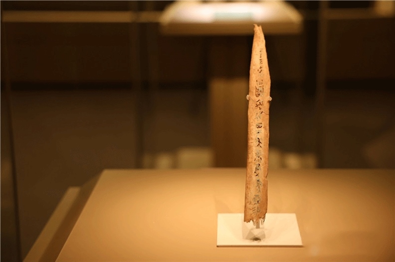 △殷墟博物館新館中展有我國博物館現(xiàn)存唯一一件文字鑲嵌綠松石甲骨。