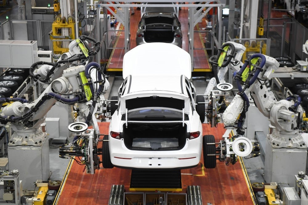 這是2024年4月24日拍攝的廣州廣汽埃安新能源汽車(chē)的全自動(dòng)化輪胎安裝工作站。新華社記者 鄧華 攝