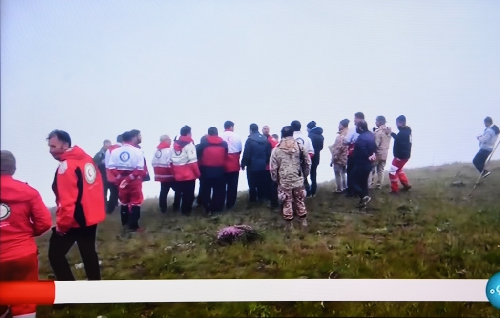 據(jù)伊朗邁赫爾通訊社5月20日報(bào)道，伊朗總統(tǒng)萊希在直升機(jī)事故中遇難。這是5月20日拍攝的伊朗國家電視臺播放的救援人員抵達(dá)事故現(xiàn)場的畫面。 新華社記者 沙達(dá)提 攝