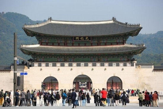 2023年10月18日，游客在韓國首爾光化門參觀。新華社記者王益亮攝