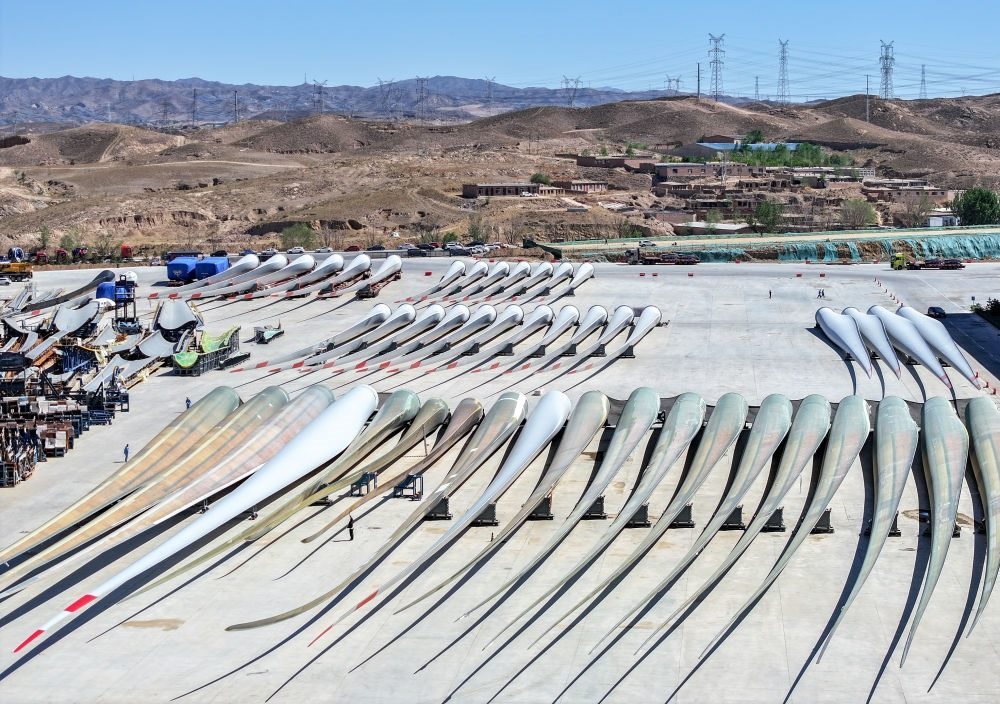 2024年5月11日拍攝的碼放在內(nèi)蒙古包頭市石拐區(qū)一家風(fēng)電設(shè)備制造企業(yè)廠區(qū)內(nèi)的葉片（無(wú)人機(jī)照片）。新華社記者 連振 攝