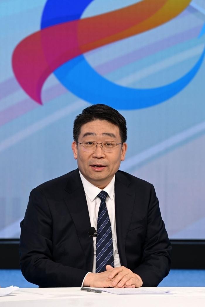 國(guó)家發(fā)展改革委產(chǎn)業(yè)司副司長(zhǎng)霍福鵬在“中國(guó)經(jīng)濟(jì)圓桌會(huì)”錄制現(xiàn)場(chǎng)交流發(fā)言。新華社記者 金良快 攝