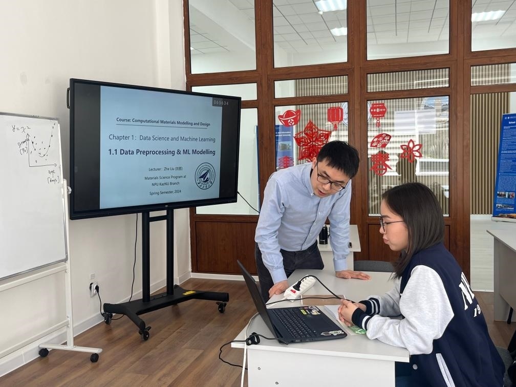 2024年4月，西北工業(yè)大學(xué)材料學(xué)院劉哲教授在西北工業(yè)大學(xué)哈薩克斯坦分校授課。（西北工業(yè)大學(xué)供圖）