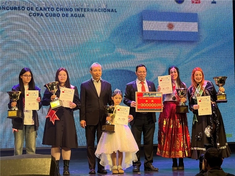 圖為中國(guó)駐阿根廷大使王衛(wèi)、阿根廷華文教育基金會(huì)會(huì)長(zhǎng)劉芳勇為五名“金獎(jiǎng)”選手頒獎(jiǎng)（阿根廷拉普拉塔國(guó)立大學(xué)孔子學(xué)院供圖）