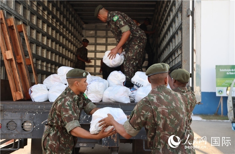里約加利昂空軍基地，軍人在將捐贈物資裝車。人民網(wǎng)記者 時元皓攝