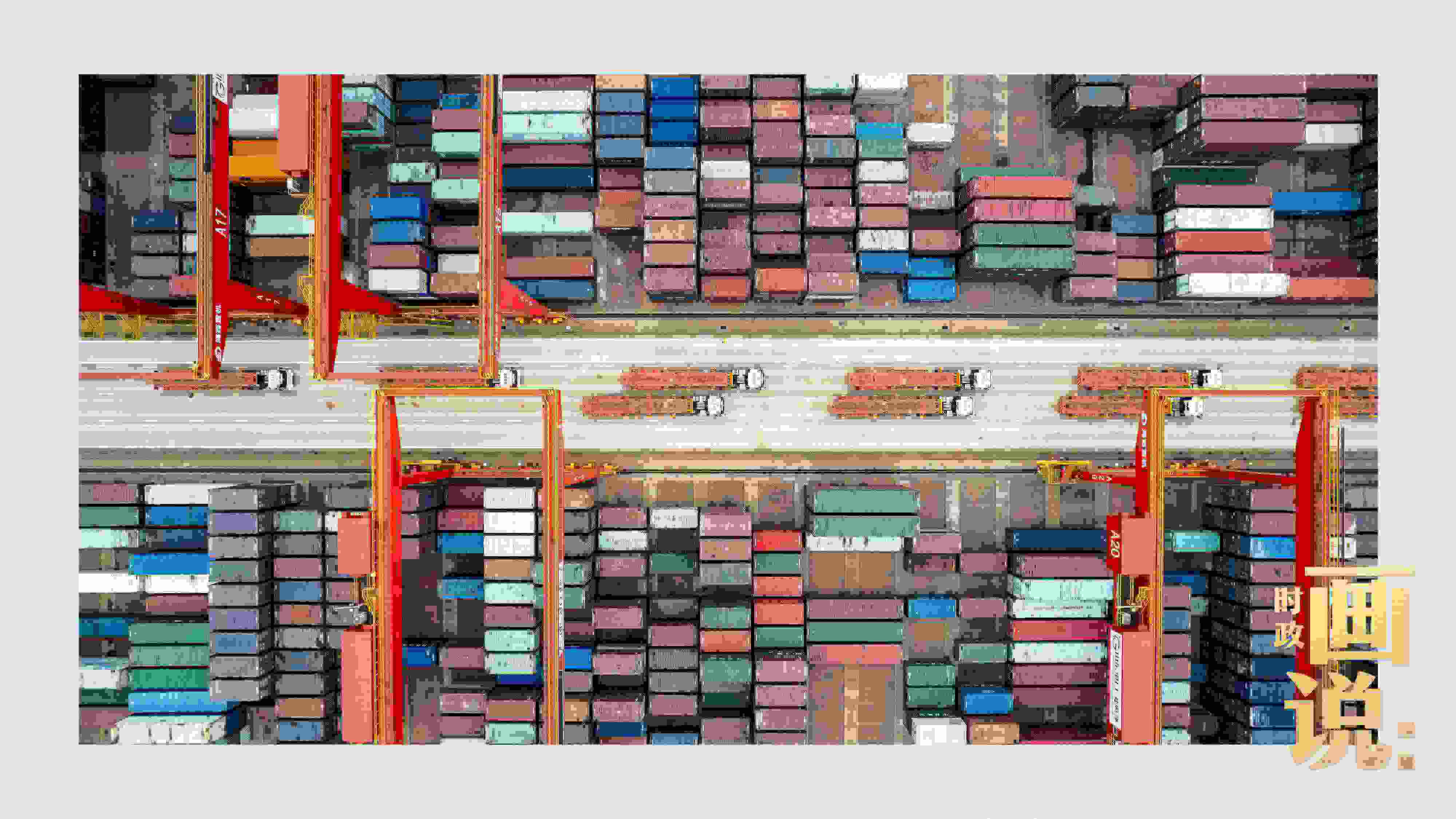 △相比于傳統(tǒng)碼頭，智慧、綠色的全自動化集裝箱碼頭單機效率可提升50%，綜合成本降低70％，人力成本下降80%，每年可削減碳排放9720噸。