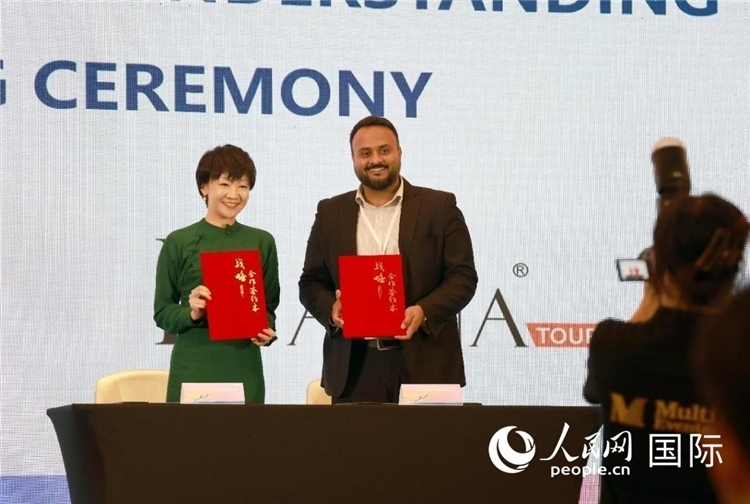 三亞與迪拜當(dāng)?shù)芈眯猩绾炇鸷献鲄f(xié)議。人民網(wǎng)記者管克江攝