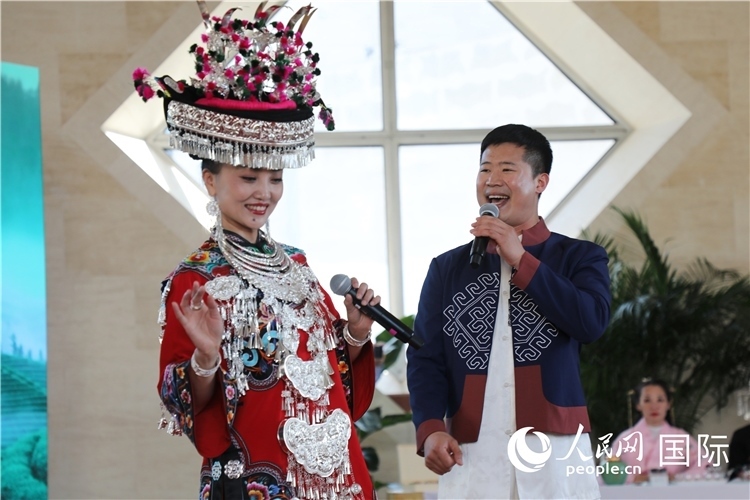 2、來自湖北的歌唱家演唱民族歌曲。 人民網記者 李志偉攝