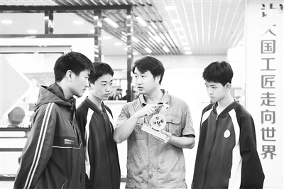 職業(yè)院校教師為數(shù)控技術(shù)應(yīng)用專業(yè)學(xué)生授課。 新華社記者 王全超攝