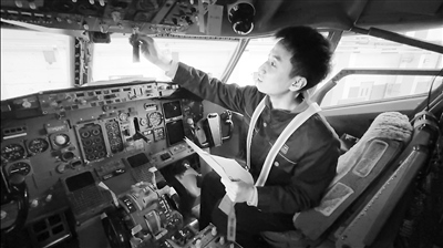  學(xué)生在西航職院實(shí)訓(xùn)基地培訓(xùn)。 王禹涵攝