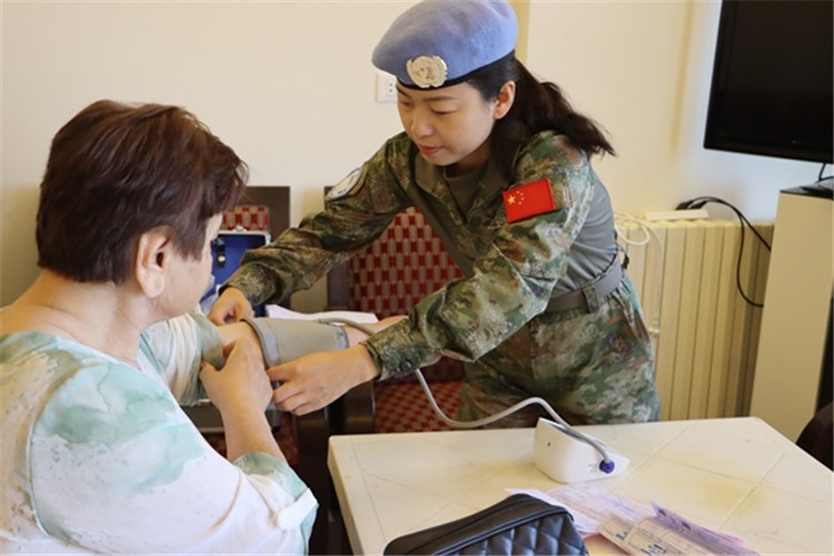 【1】 醫(yī)療分隊隊員為當地患者測量血壓。曾德樂攝