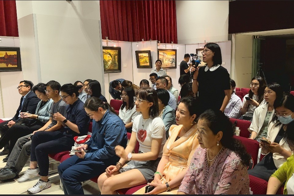 參會(huì)記者現(xiàn)場(chǎng)提問(wèn)。