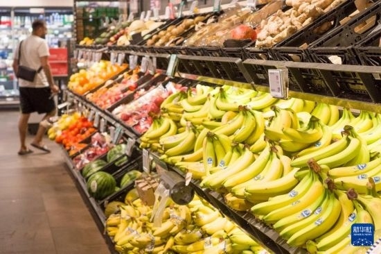 5月24日，顧客在德國(guó)柏林一家超市購(gòu)物。新華社記者 任鵬飛 攝