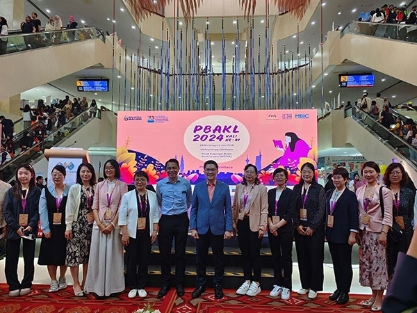 5月24日，在吉隆坡國際書展期間舉辦的中馬贈書儀式。中國圖書進出口（集團）有限公司供圖