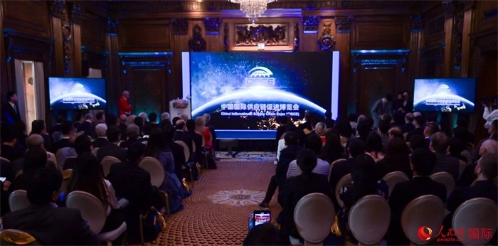 現(xiàn)場播放第二屆中國國際供應(yīng)鏈促進(jìn)博覽會宣傳片。人民網(wǎng) 郭錦標(biāo)攝