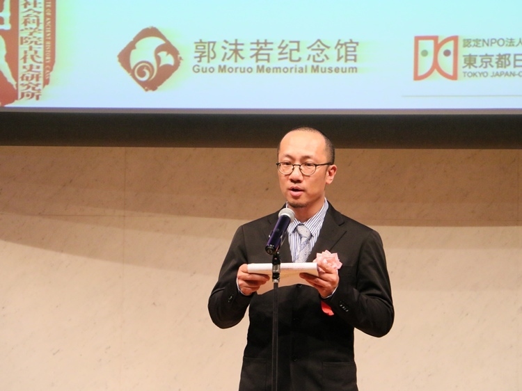 郭沫若紀(jì)念館副館長(zhǎng)梁雪松代讀致辭。人民網(wǎng) 許可攝