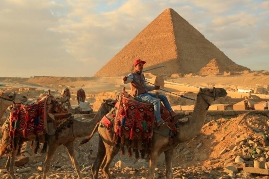1月24日，商販騎駱駝離開(kāi)埃及吉薩金字塔景區(qū)。新華社記者 隋先凱 攝
