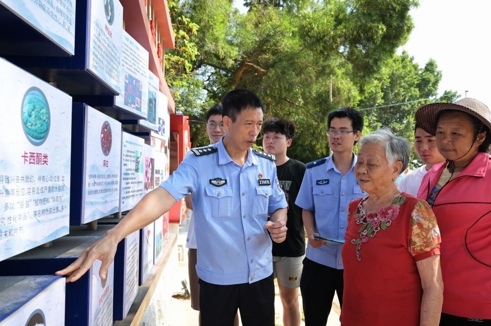 2023年6月4日，在廈門市翔安區(qū)大宅社區(qū)，民警向社區(qū)群眾介紹毒品的性質(zhì)、種類、危害及防范措施。新華社記者 魏培全 攝