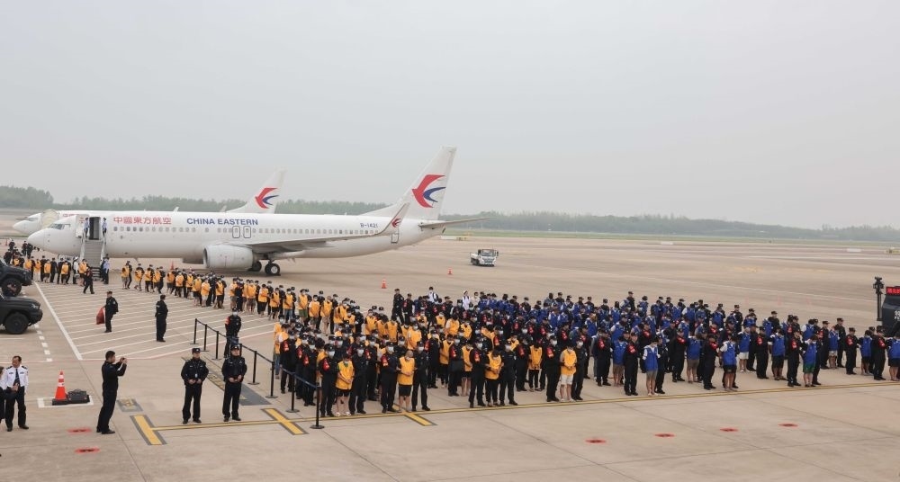 2024年4月13日，在湖北武漢天河國際機場，中國籍涉賭詐違法犯罪嫌疑人被我公安機關從柬埔寨押解回國。新華社記者 殷剛 攝