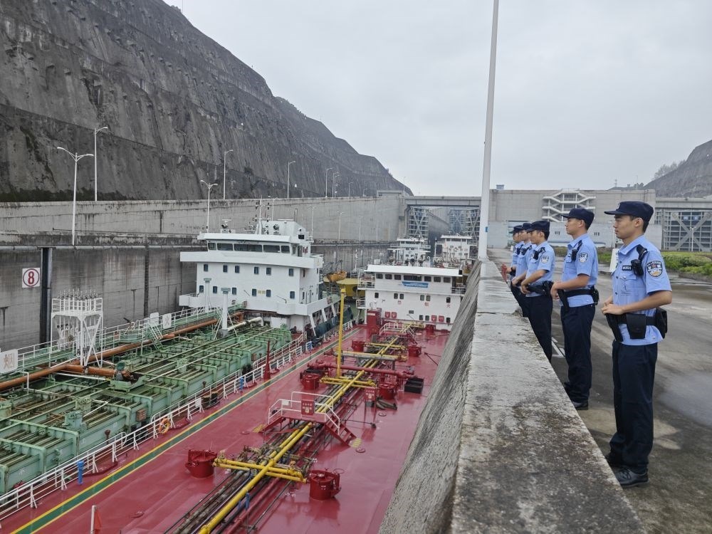 2023年9月29日，長江航運公安局宜昌分局三峽船閘派出所民警在三峽大壩五級船閘執(zhí)勤。新華社發(fā)（李孟 攝）