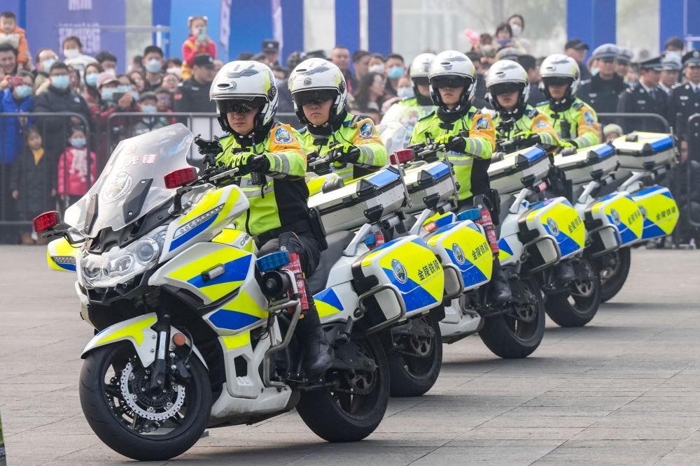 2024年1月6日，南京交警在警營開放周活動現(xiàn)場進行警務技能表演。新華社記者 李博 攝