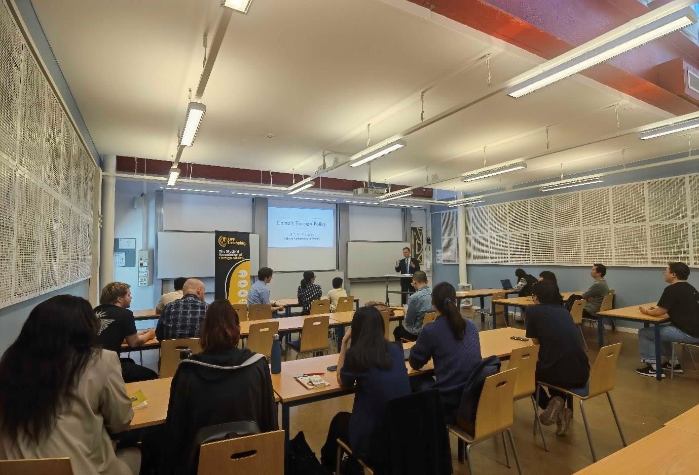 中國駐瑞典大使崔愛民與同學(xué)們互動(dòng)并回答問題。中國駐瑞典大使館供圖