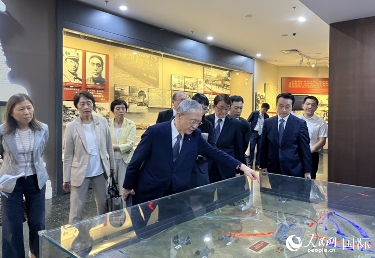 創(chuàng)價學(xué)會會長原田稔（中）與青年代表團(tuán)成員訪問中國人民抗日戰(zhàn)爭紀(jì)念館。人民網(wǎng)記者 陳思攝