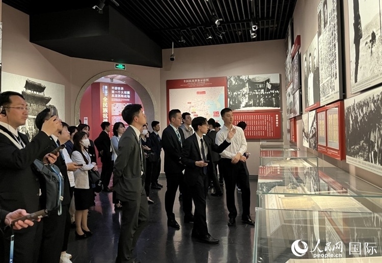 創(chuàng)價學(xué)會青年代表團(tuán)成員在中國人民抗日戰(zhàn)爭紀(jì)念館參觀。人民網(wǎng)記者 陳思攝