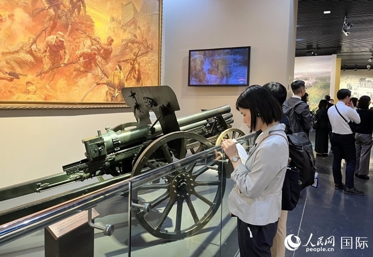 創(chuàng)價學(xué)會青年代表團(tuán)成員在中國人民抗日戰(zhàn)爭紀(jì)念館參觀。人民網(wǎng)記者 陳思攝