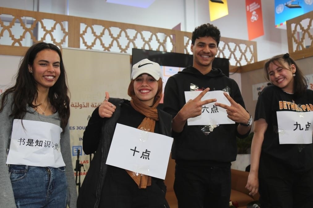 2024年4月24日，突尼斯高中生在首都突尼斯市舉辦的突尼斯國(guó)際書展上表演漢語(yǔ)節(jié)目。新華社發(fā)（阿代爾攝）